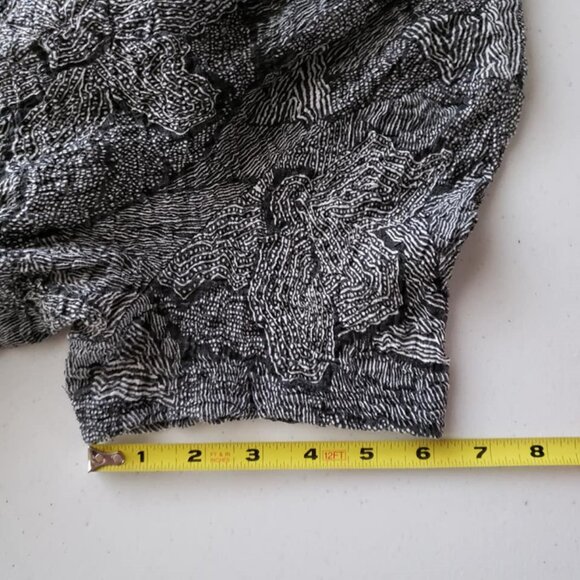 Jaclyn Smith Blouse Black White Floral Stretchy Wavy Bottom Short Sleeves Size L - Picture 10 of 12